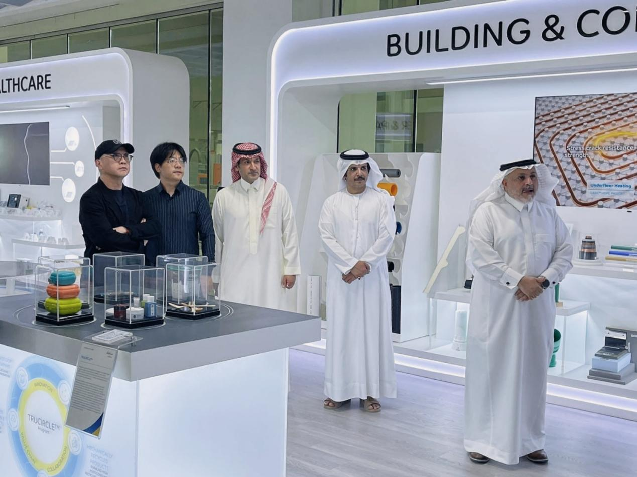 全筑中东代表一行参观SABIC Home of Innovation1.png
